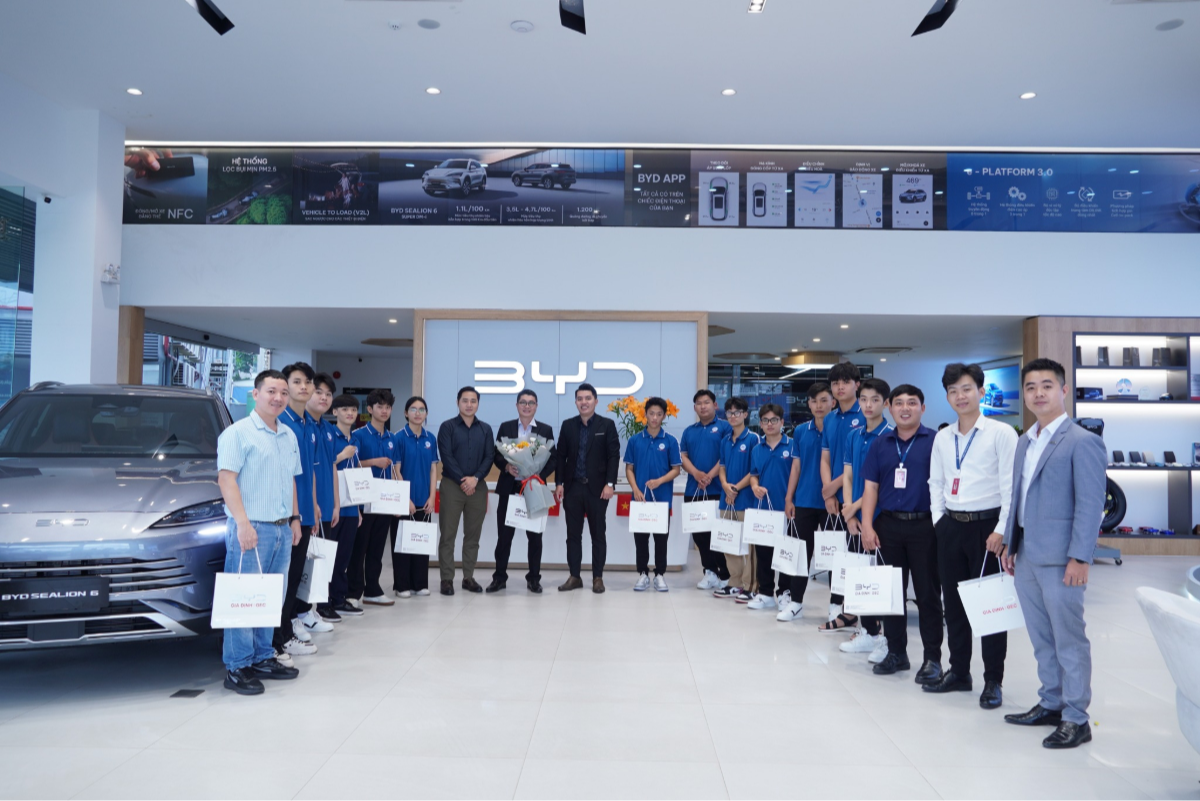 Hình 9. Sinh viên ngành Công nghệ Kỹ thuật ô tô BETU tham quan Showroom BYD Gia Định